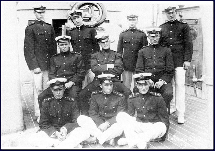 Le commandant du navire de la Garde côtière canadienne et deux de ses officiers photographiés avec le groupe de cadets dont Victor Gabriel Brodeur.