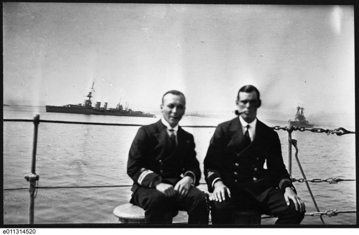Victor Gabriel Brodeur (à gauche) se détendant avec un officier inconnu de la Royal Navy à bord du HMS Caradoc