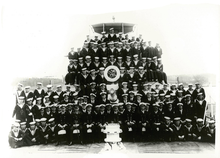 Le Capitaine de frégate Brodeur assis avec l'équipage du NCSM Skeena en 1931.