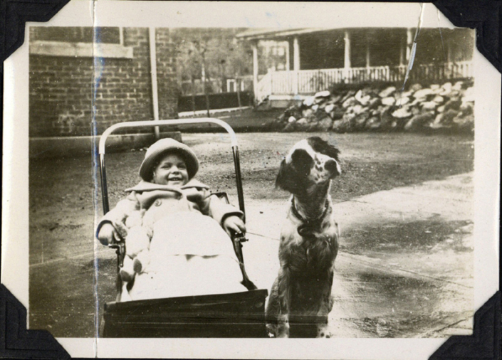 Nigel David Brodeur, bébé, photographié avec le chien de la famille, Sub III.