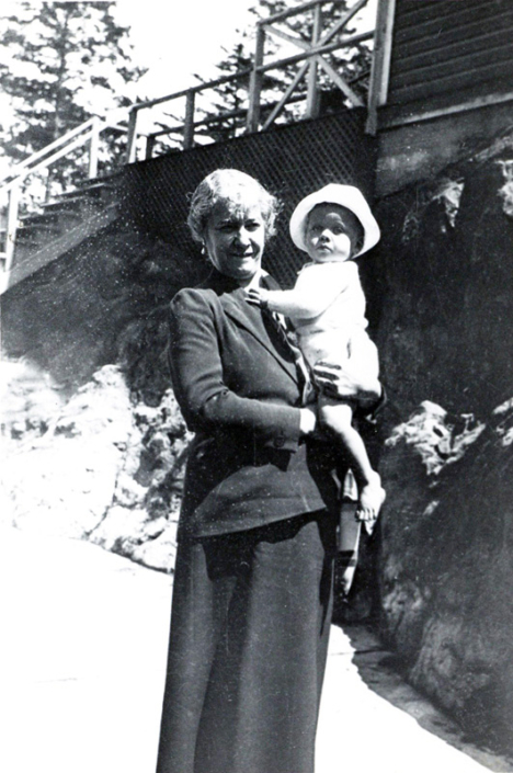 Nigel David Brodeur, nourrisson, avec sa grand-mère maternelle, Mme J.A. Fages.