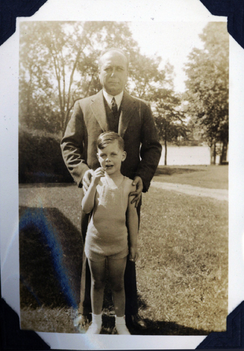 Victor Gabriel Brodeur avec son jeune fils Nigel en 1936 lorsque la famille était à Londres.
