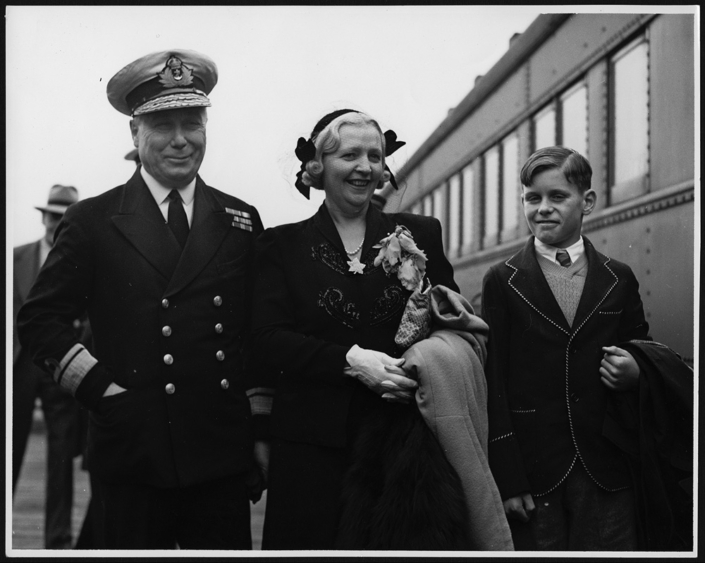 Victor Gabriel Brodeur avec sa seconde épouse, Dorothy, et son fils Nigel David Brodeur, arrivant à la station CNR de Vancouver, à son retour en Colombie-Britannique en tant que commandant de la côte du Pacifique (COPC), septembre 1943.