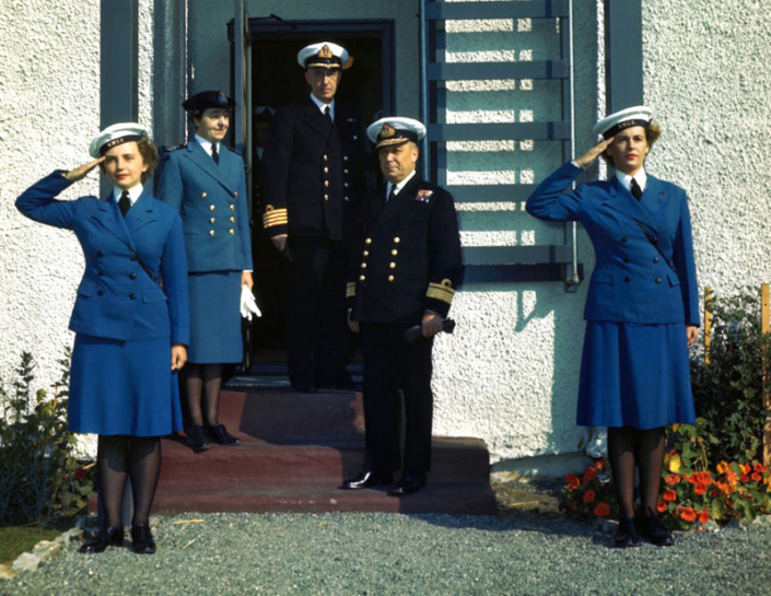Le contre-amiral Victor Gabriel Brodeur en visite chez les Wrens à Moresby House, le quartier général local du RCNS à Esquimalt. Avec lui, sur les marches, le capitaine Barry German