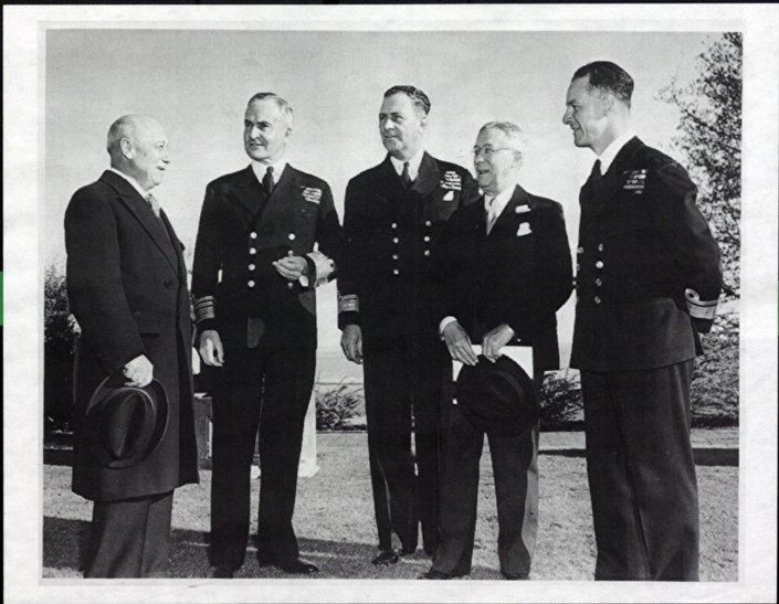 Victor Gabriel Brodeur à la retraite, photographié avec les anciens, actuels et futurs chefs d'état-major de la marine.
