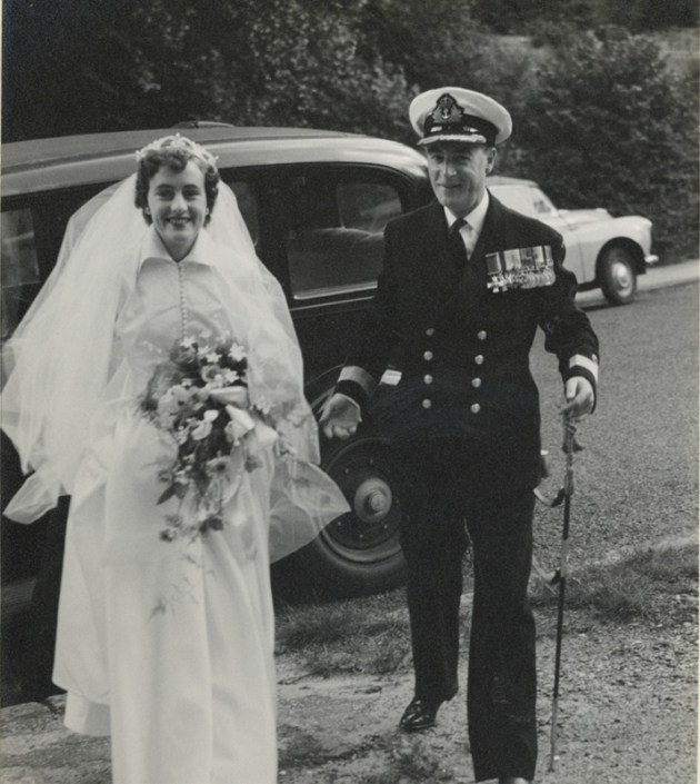 Anne Buckle avec le Commodore Jeffry V. Brock à l'occasion de son mariage avec le Sous-lieutenant Nigel Brodeur, à Greenwich, en Angleterre, en 1954.