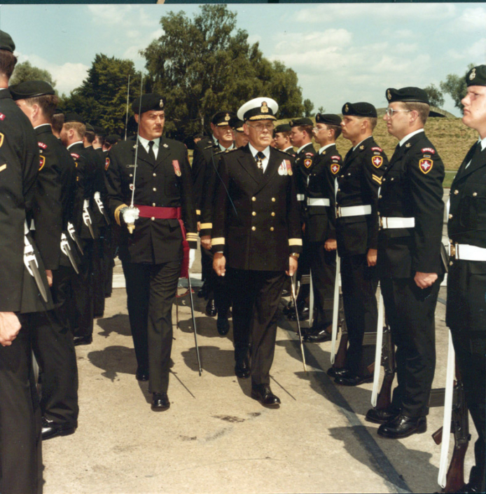 Nigel D. Brodeur, SCEMD, inspecte le contingent du PPCLI lors de la passation de commandement des Forces canadiennes en Europe, le 1er août 1986.