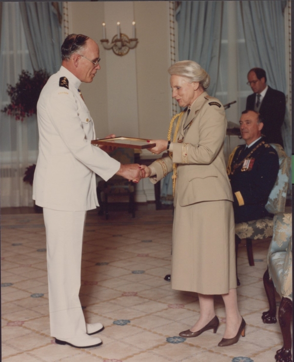 Gouverneure générale Son Excellence Jeanne Sauvé remet au vice-amiral Nigel Brodeur un certificat d'appréciation à l'occasion de sa retraite